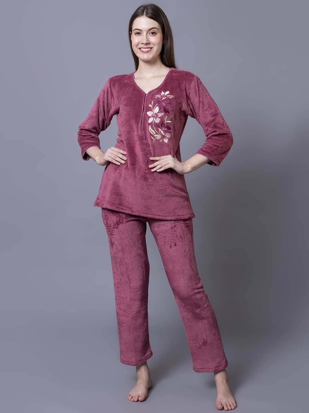 

AVYAY Women Printed V-Neck Night suit, Peach