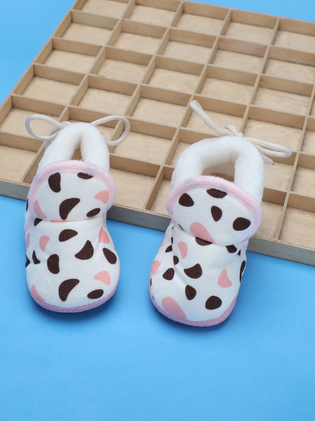 

Baby Moo Girls Self Design Cotton Booties, Pink