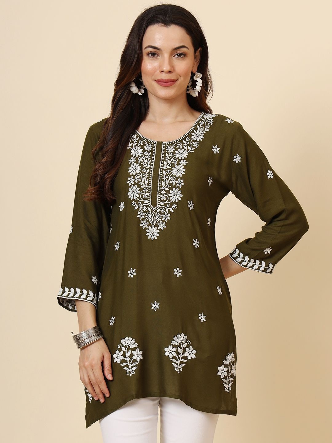 

HERE&NOW Women Floral Embroidered Thread Work Thread Work Kurti, Green