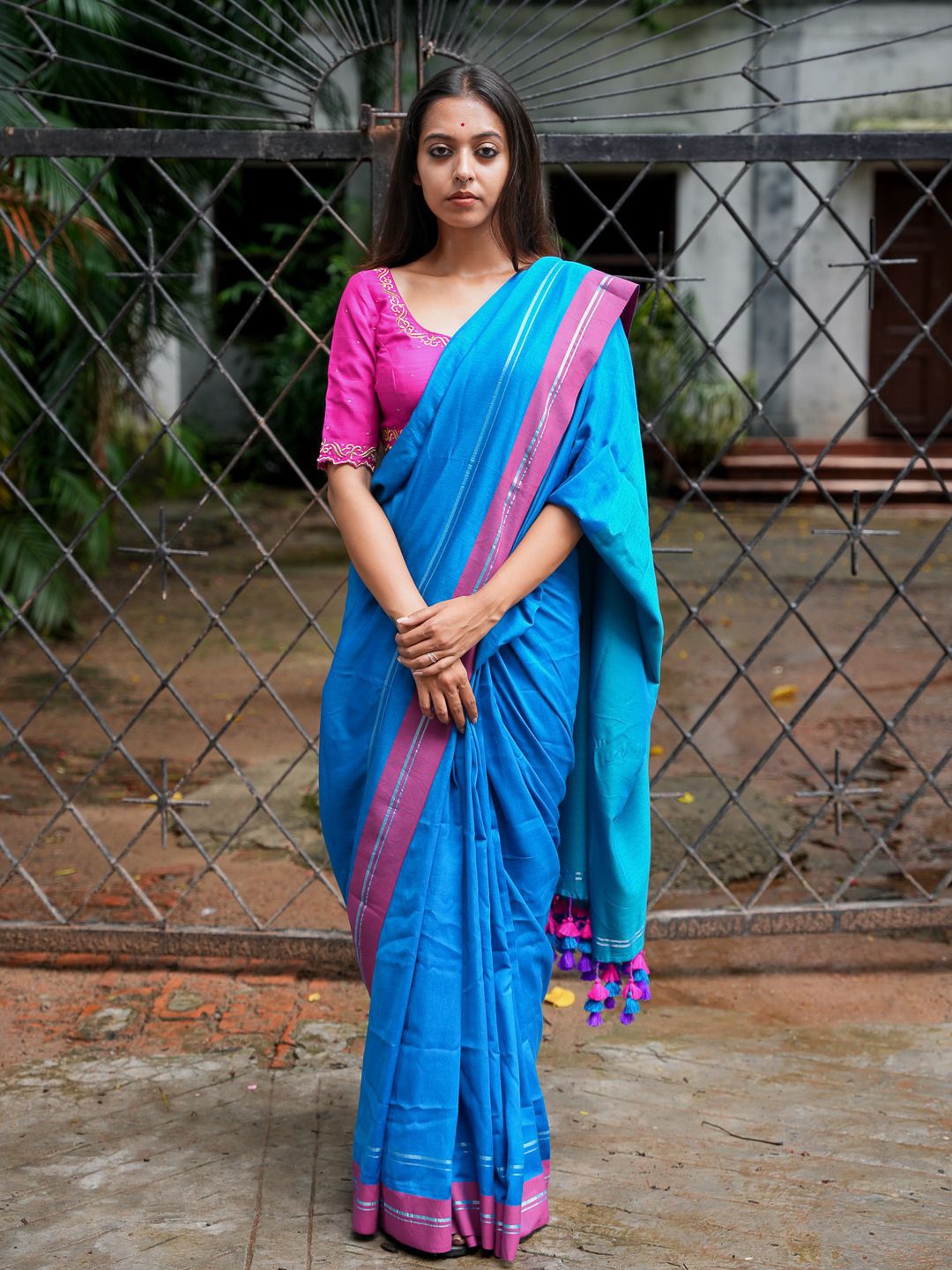 

Suta Women Solid Saree With Solid Border, Blue