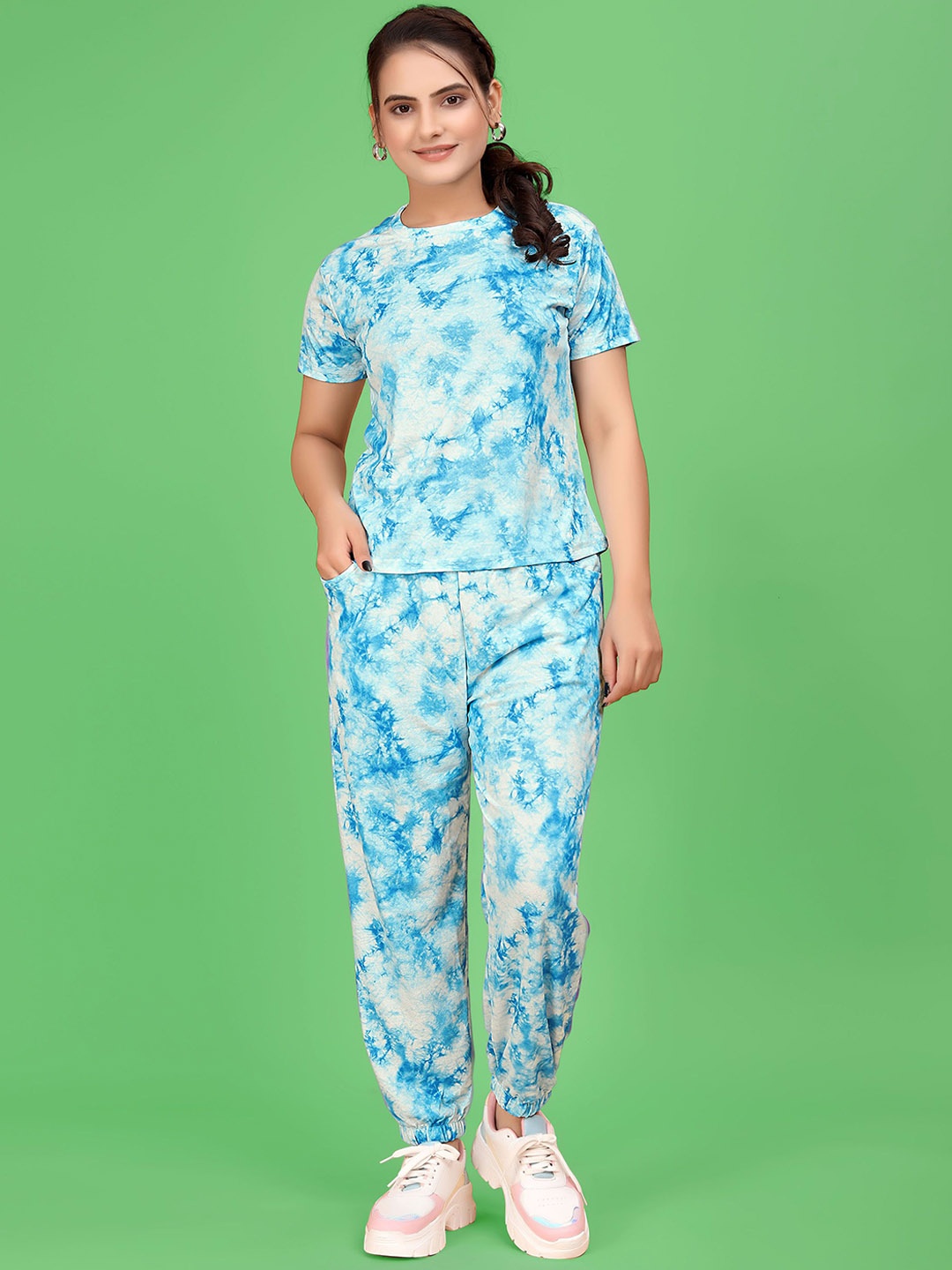 

SAKARMAA Women Printed T-Shirt With Trousers Co-Ords, Blue