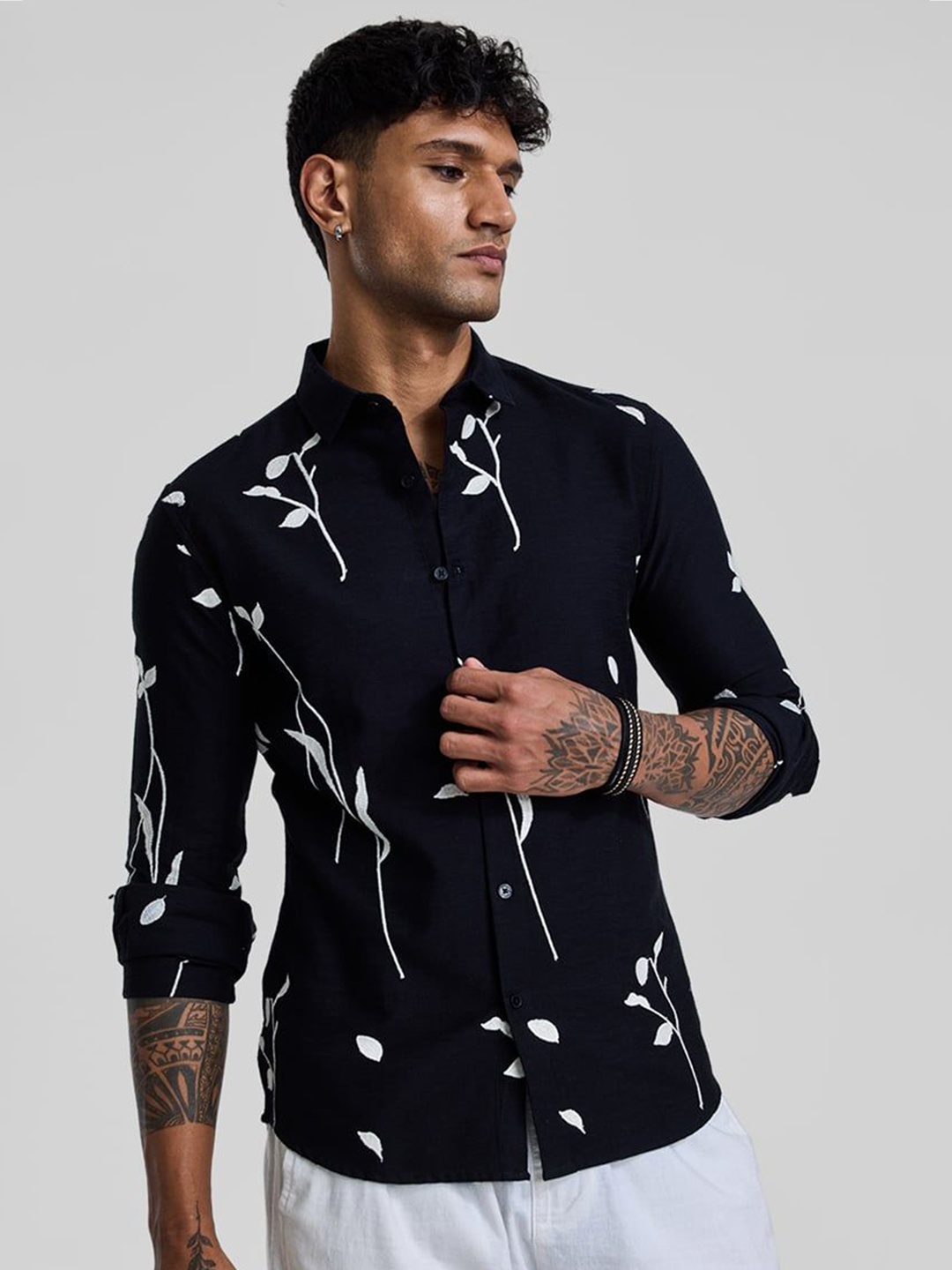 

Snitch Men Smart Cutaway Collar Graphic Printed Linen Slim Fit Casual Shirt, Black