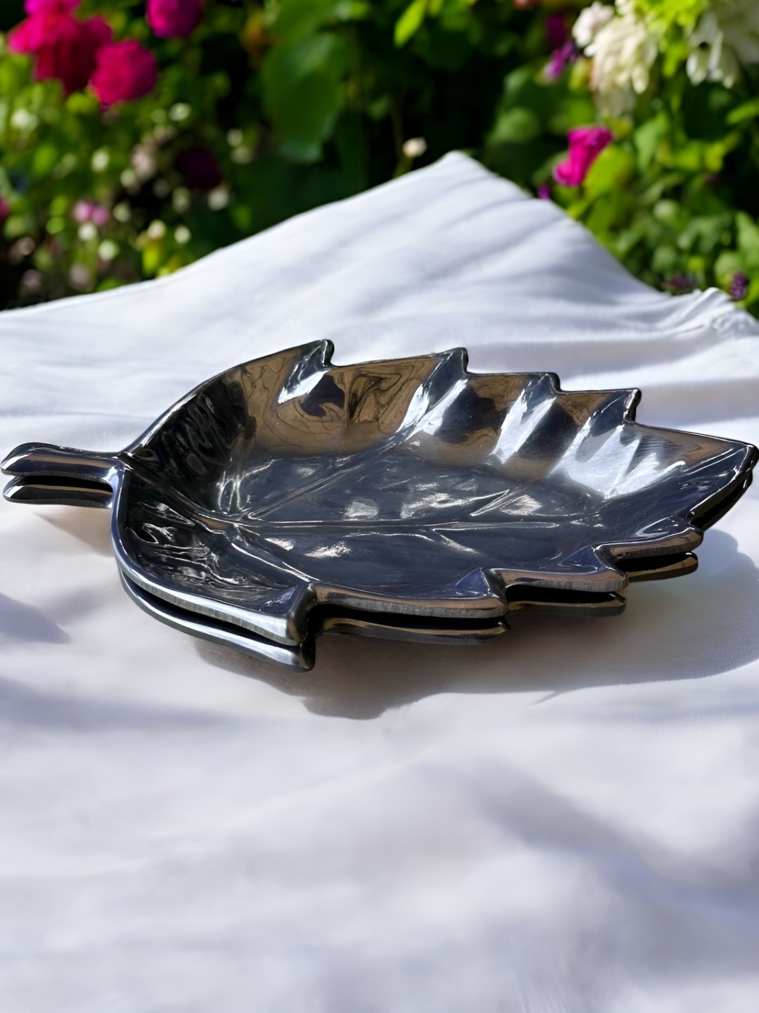 

Gallery99 Black 2 Pieces Leaf Shaped Textured Melamine Plates