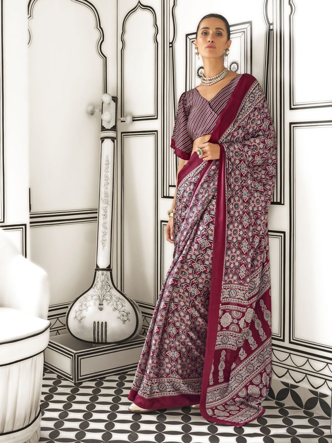 

ODETTE Ethnic Motifs Printed Satin Saree, Maroon