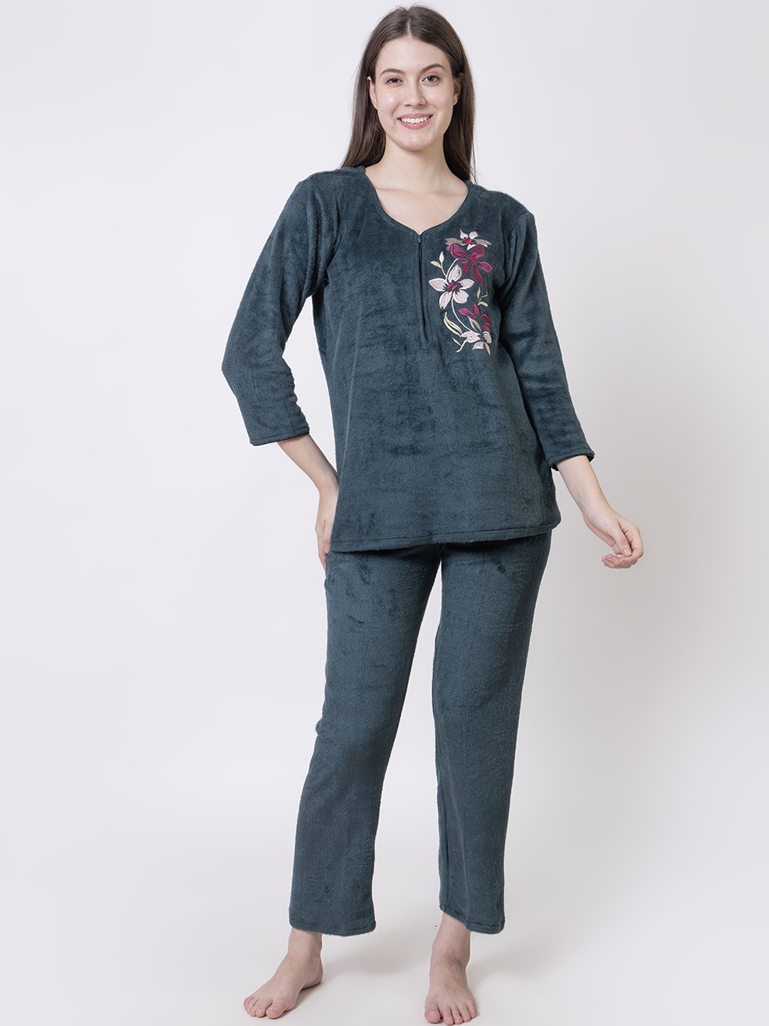 

AVYAY Women Floral Printed Woolen Night suit, Olive