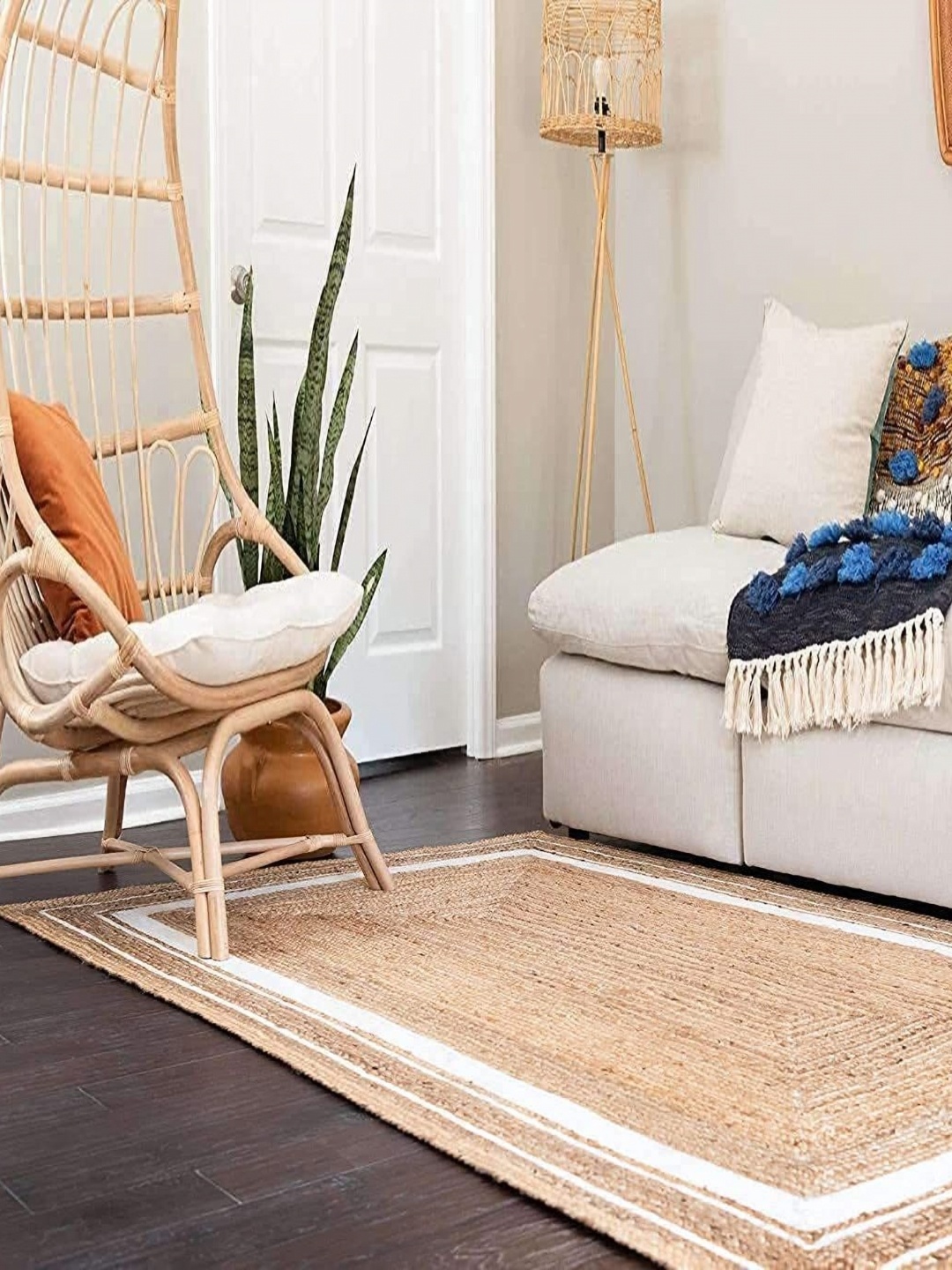 

Banchmark Home Furnishings Beige Traditional Handmade Woollen Carpet
