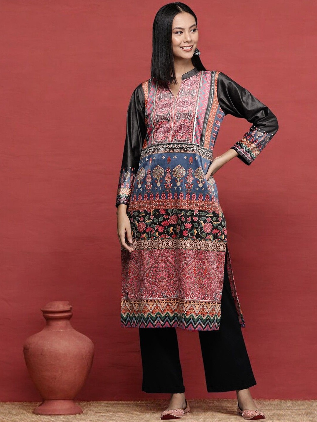 

Ahalyaa Ethnic Motifs Printed Gotta Patti Regular Velvet Straight Kurta, Black