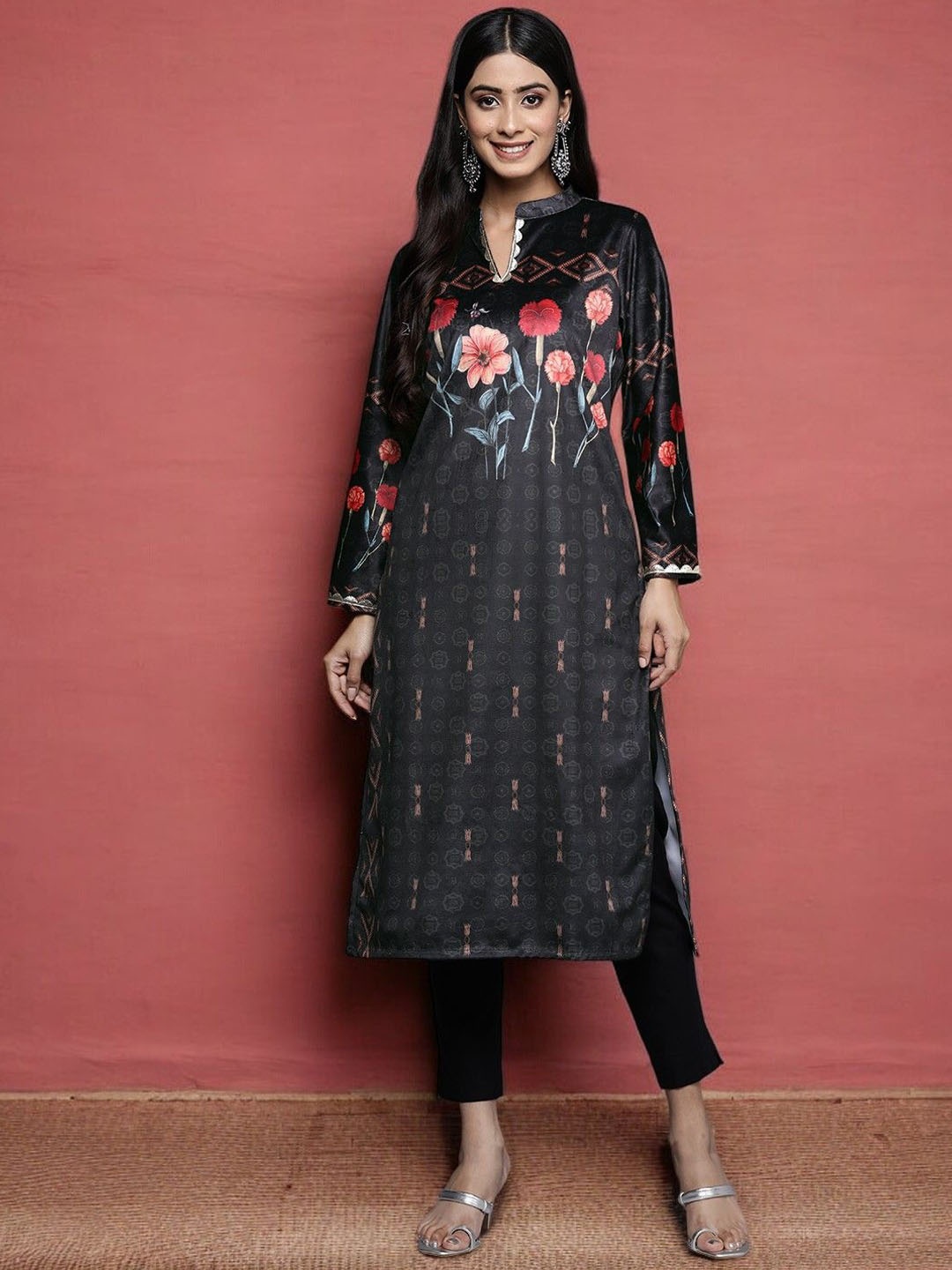 

Ahalyaa Floral Printed Regular Velvet Straight Kurta, Black