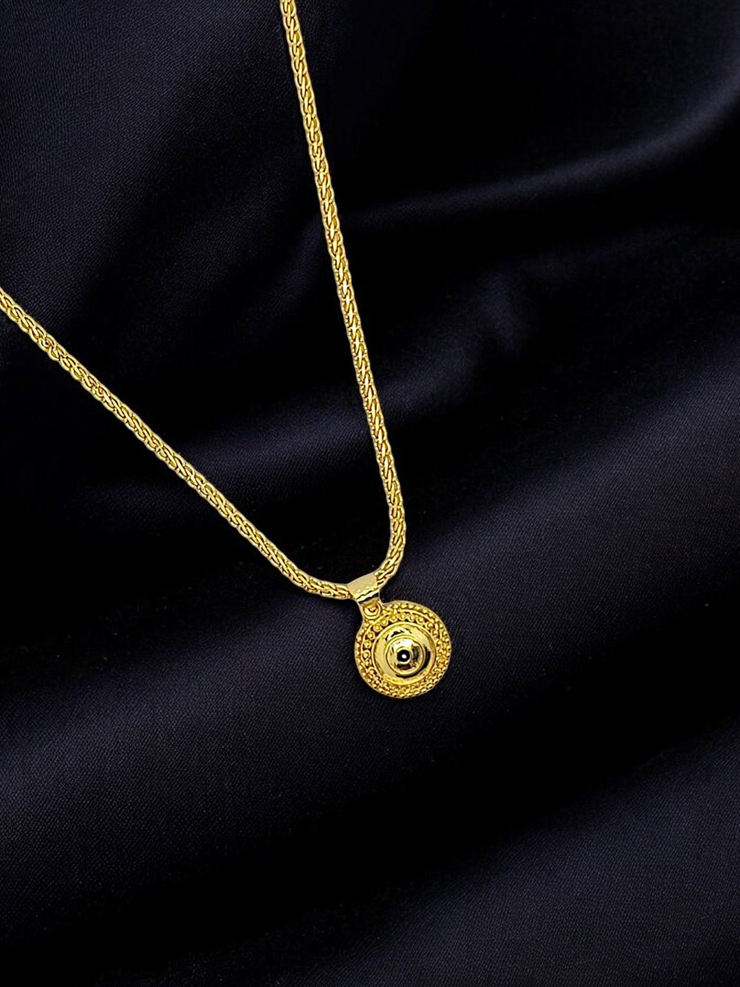 

9blings Gold-Plated Circular Pendant with Chain