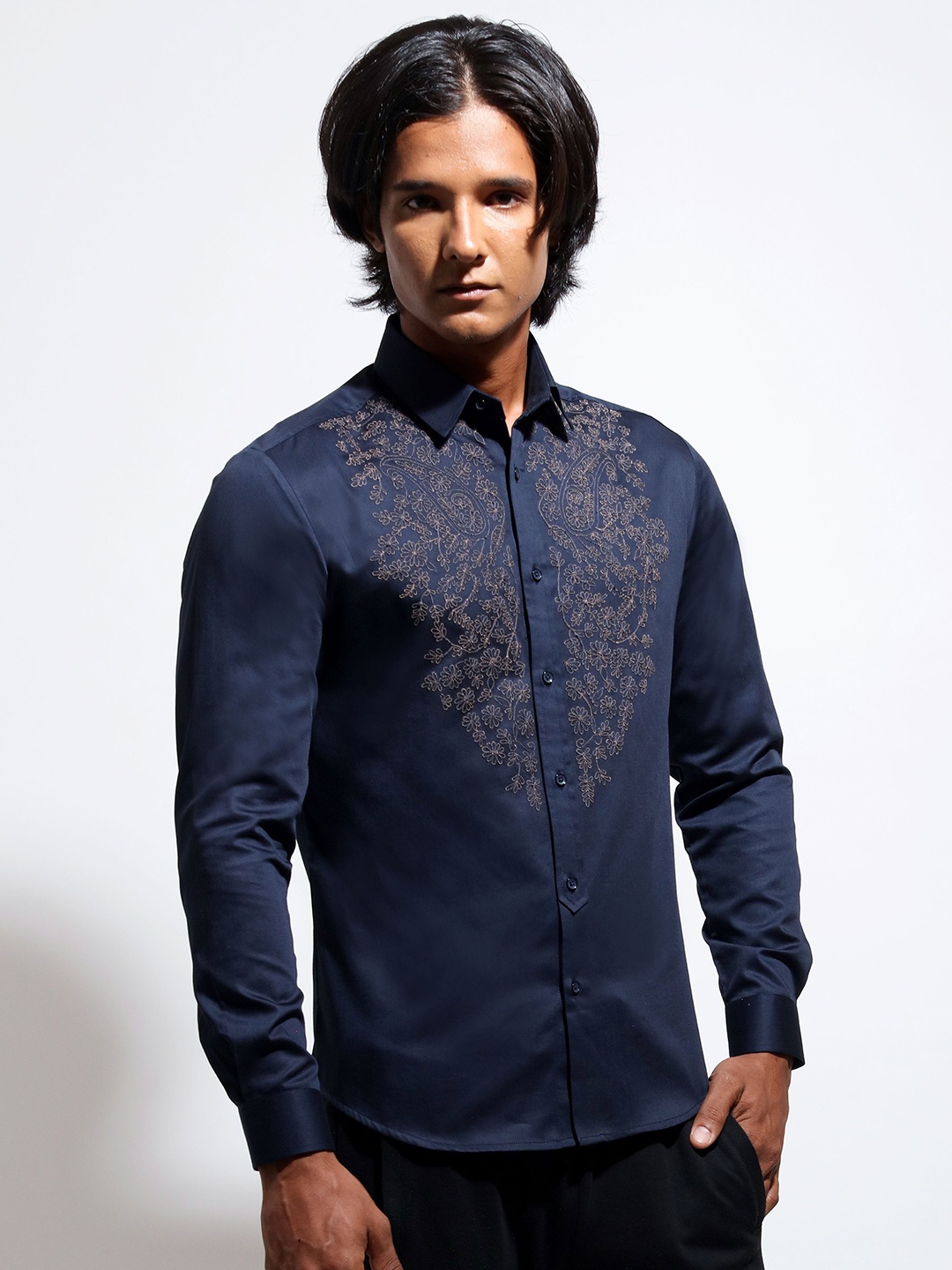 

VIVEK KARUNAKARAN Men Slim Fit Opaque Casual Shirt, Navy blue