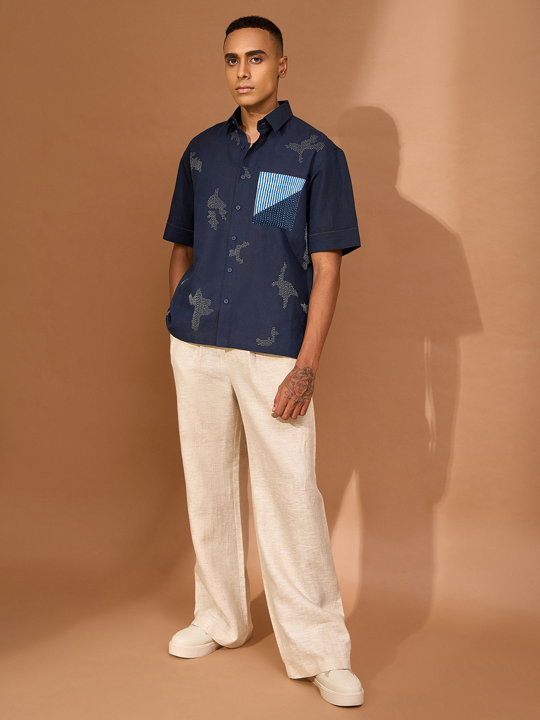 

VIVEK KARUNAKARAN Men Spread Collar Solid Linen Slim Fit Casual Shirt, Navy blue