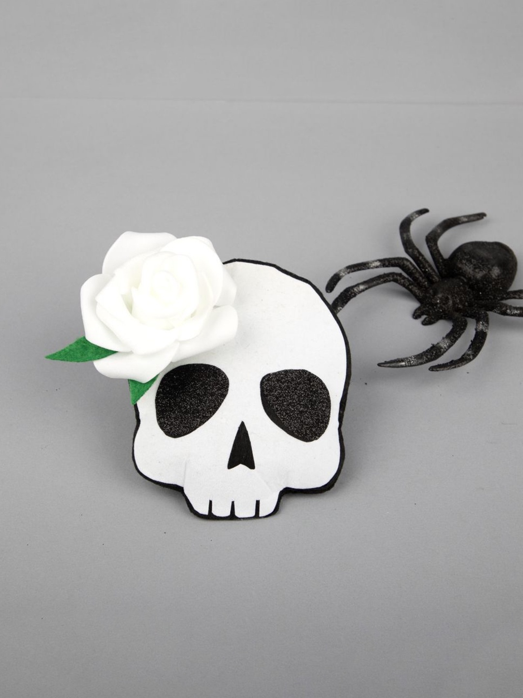 

TIPY TIPY TAP Girls Embellished Ghost Floral Hair Clip, White