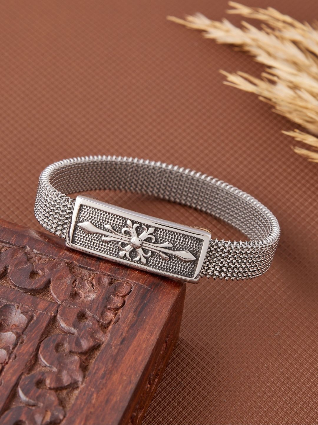 

PYLON Men Platinum Stainless Steel Templar Band Elasticated Bracelet, Silver