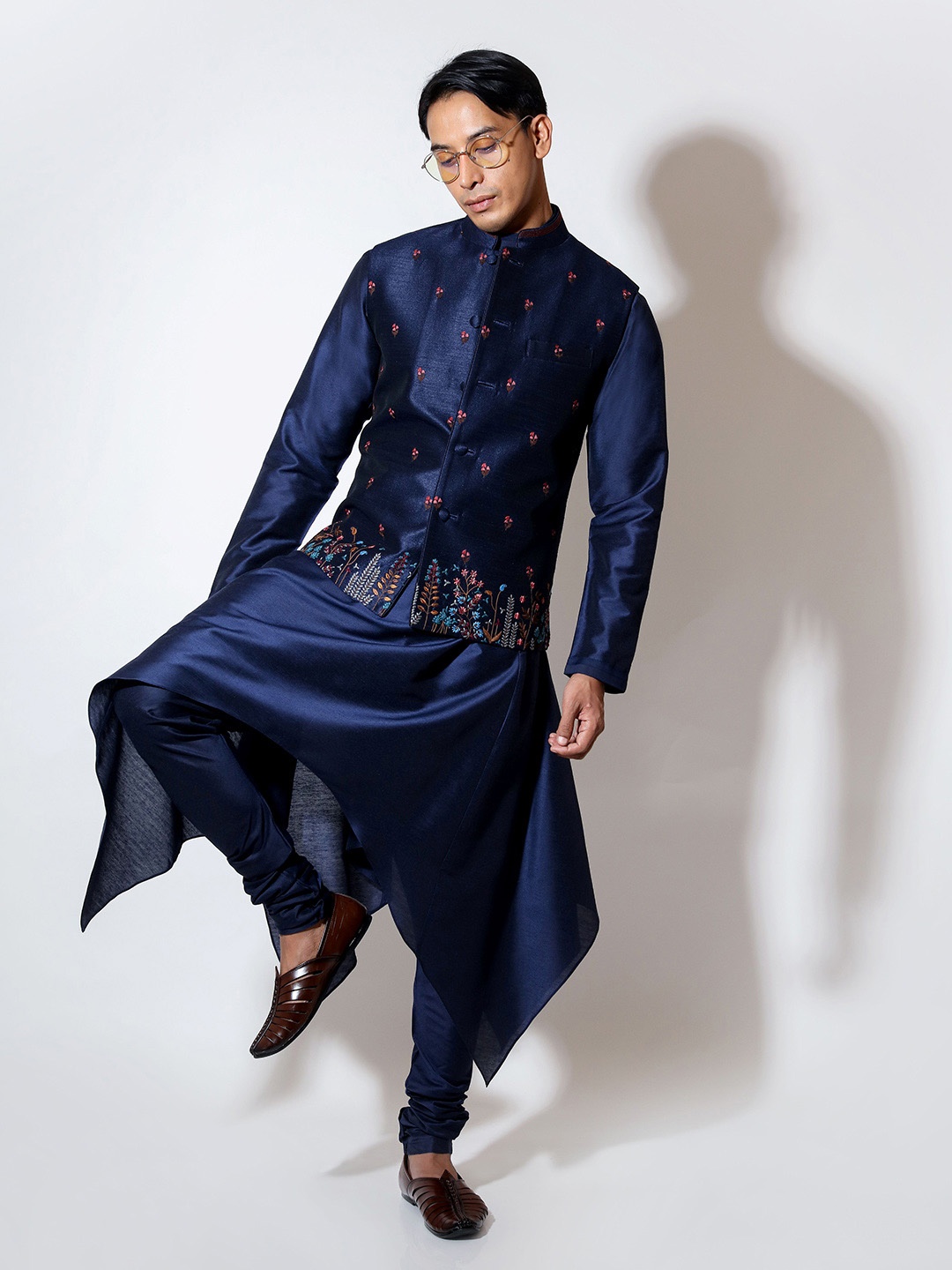 

VIVEK KARUNAKARAN Men Embroidered Woven Nehru Jackets, Navy blue