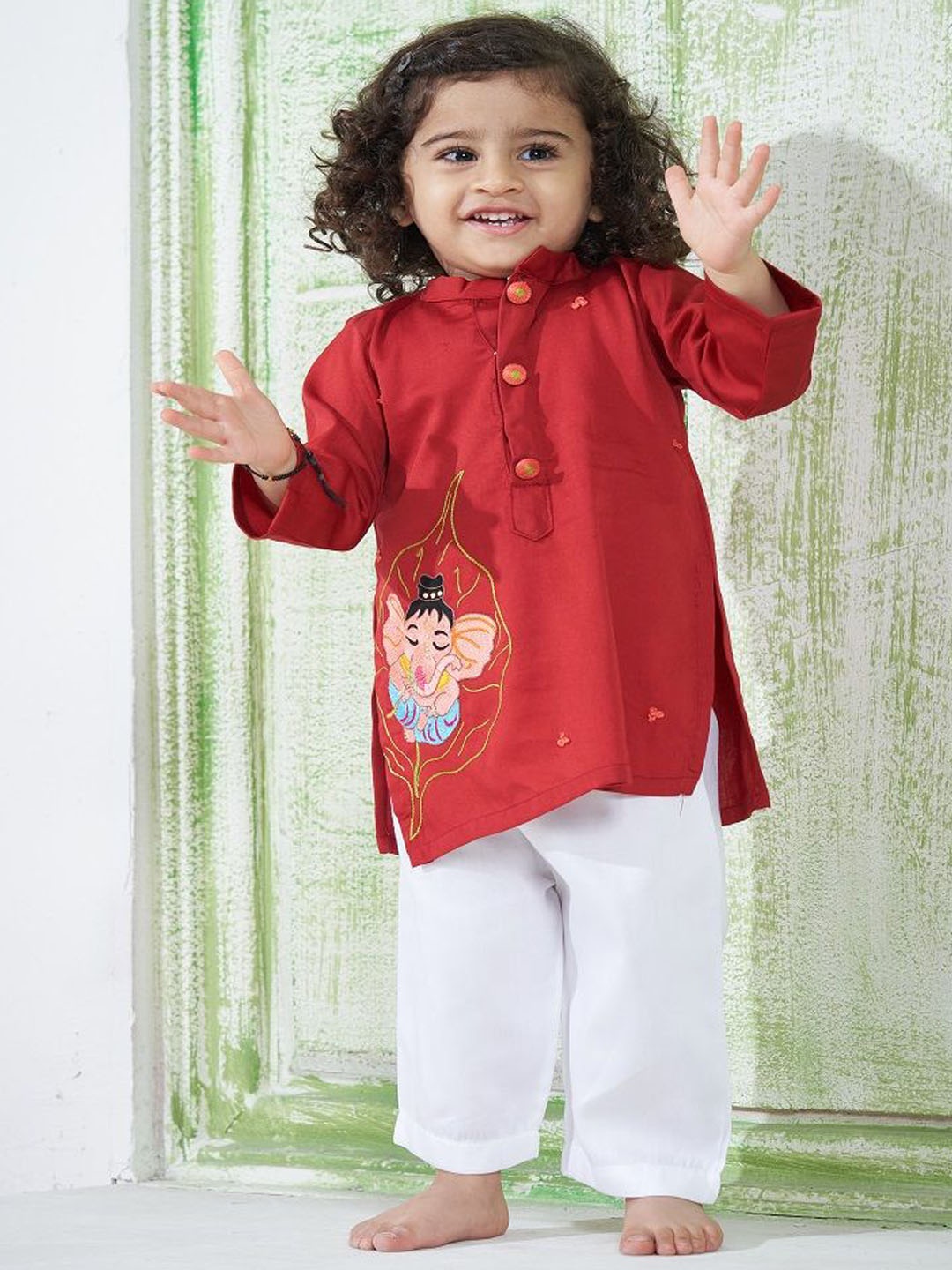 

Vivedkids Boys Ethnic Motifs Embroidered Regular Thread Work Pure Cotton Kurta with Trousers, Red