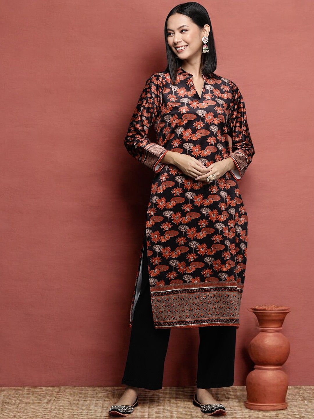 

Ahalyaa Floral Printed Gotta Patti Velvet Straight Kurta, Black
