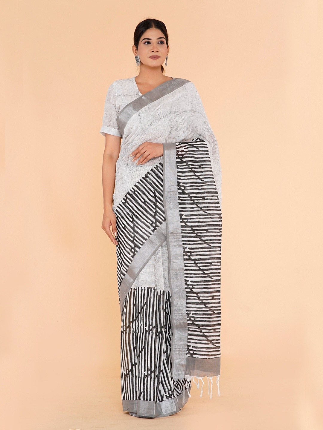 

Shivanya Handicrafts Block Printed Saree, White