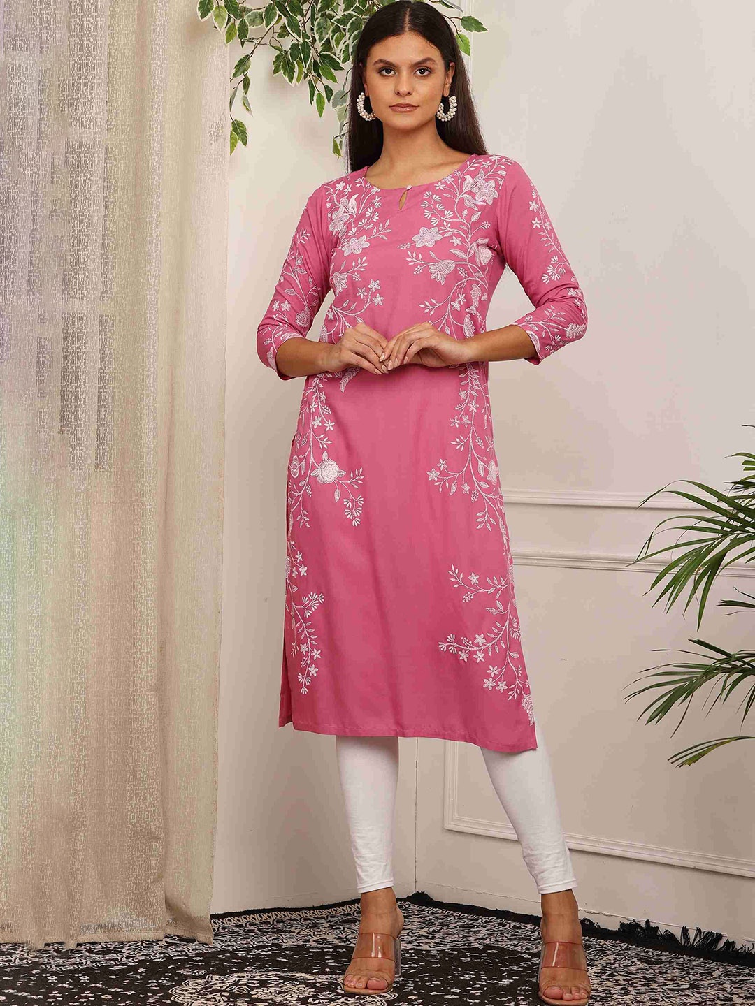 

Bhuja Floral Embroidered Straight Kurta With Legging, Pink