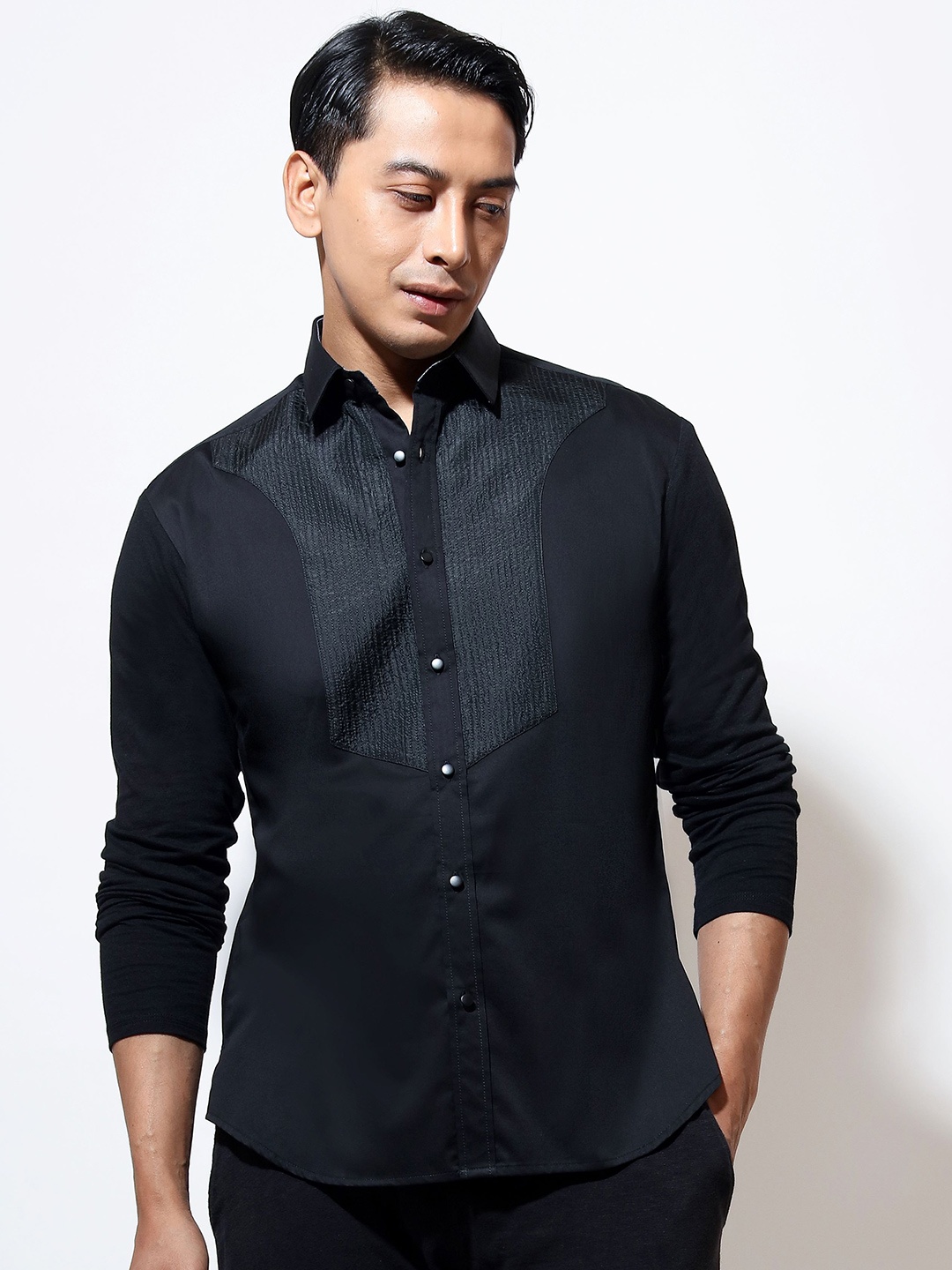 

VIVEK KARUNAKARAN Men Slim Fit Shirt, Black