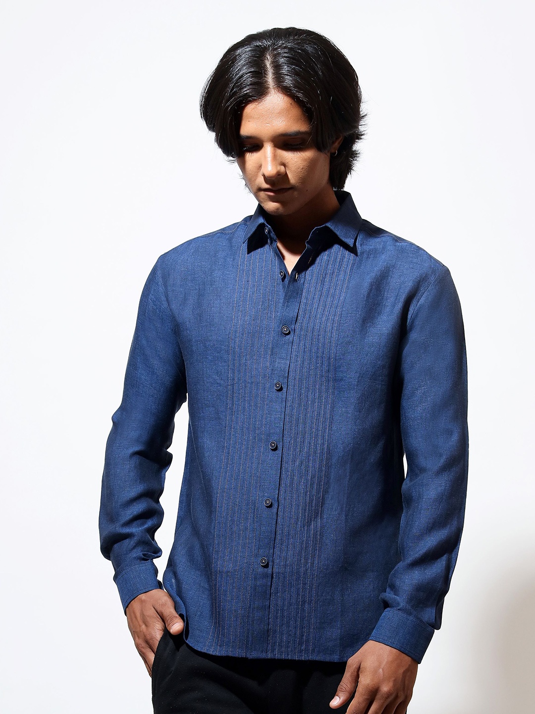 

VIVEK KARUNAKARAN Men Spread Collar Solid Linen Slim Fit Casual Shirt, Blue