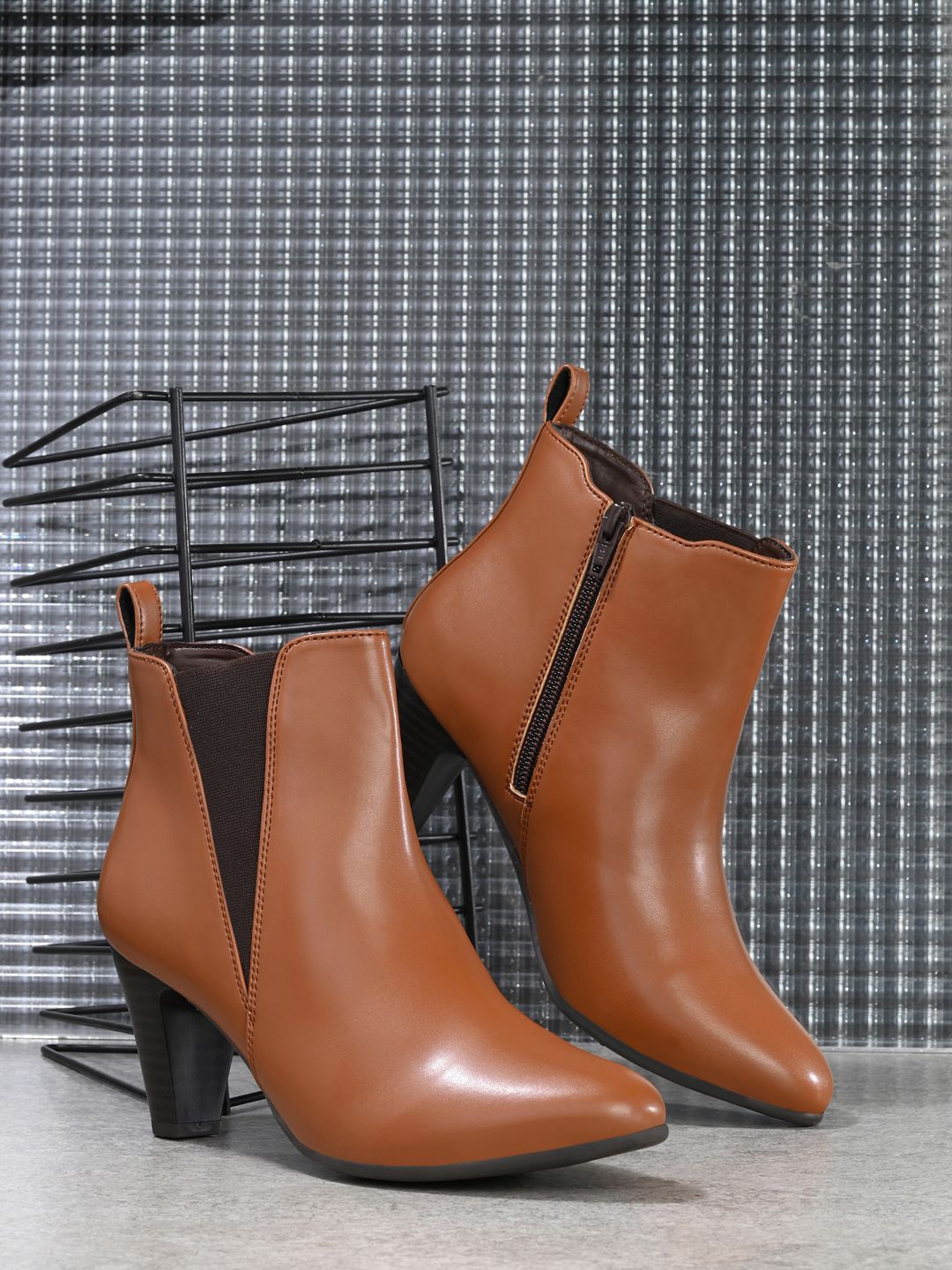 

Roadster womens Kitten-Heeled Chelsea Boots, Brown