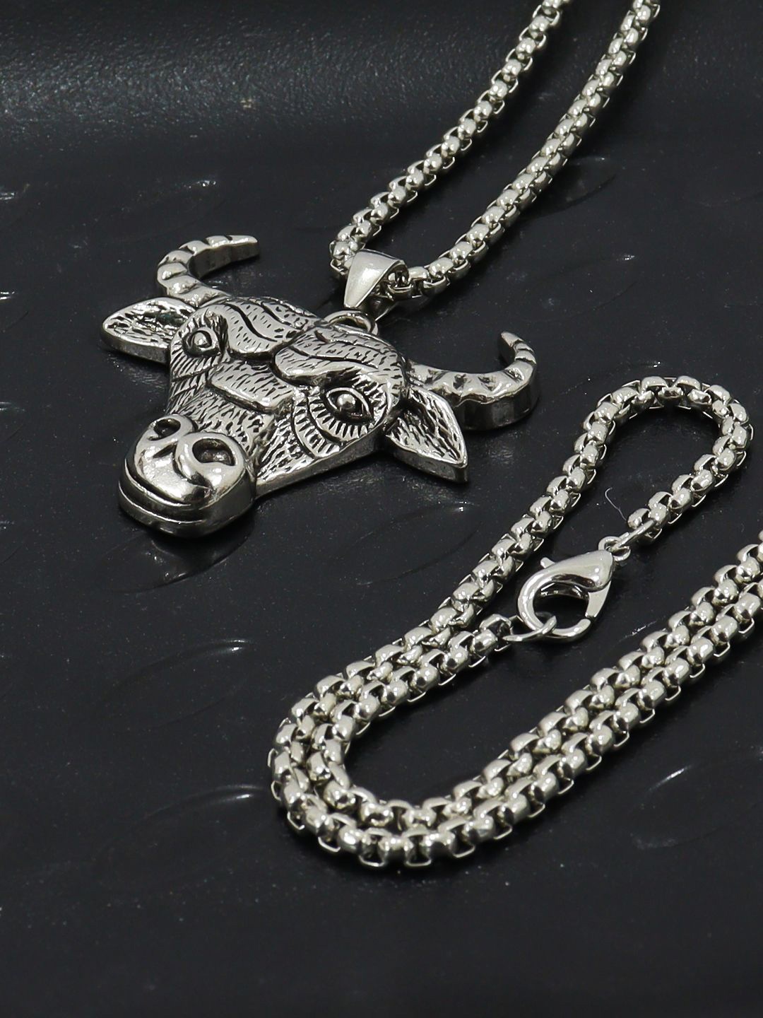 

VAGHBHATT Silver-Plated Bull-Shaped Pendant Chain