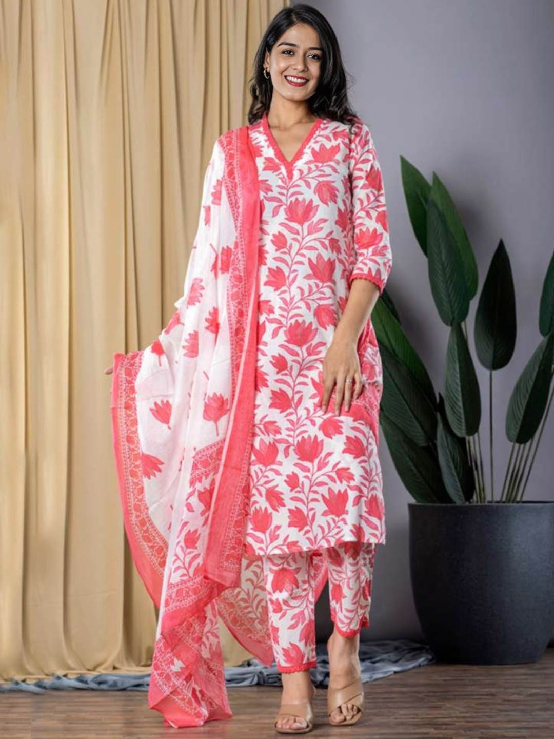 

PARTHVI Floral Printed Gotta Patti Straight Kurta with Trousers & Dupatta, Pink