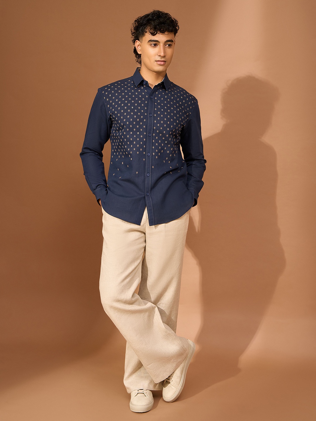 

VIVEK KARUNAKARAN Men Spread Collar Conversational Printed Linen Slim Fit Casual Shirt, Navy blue