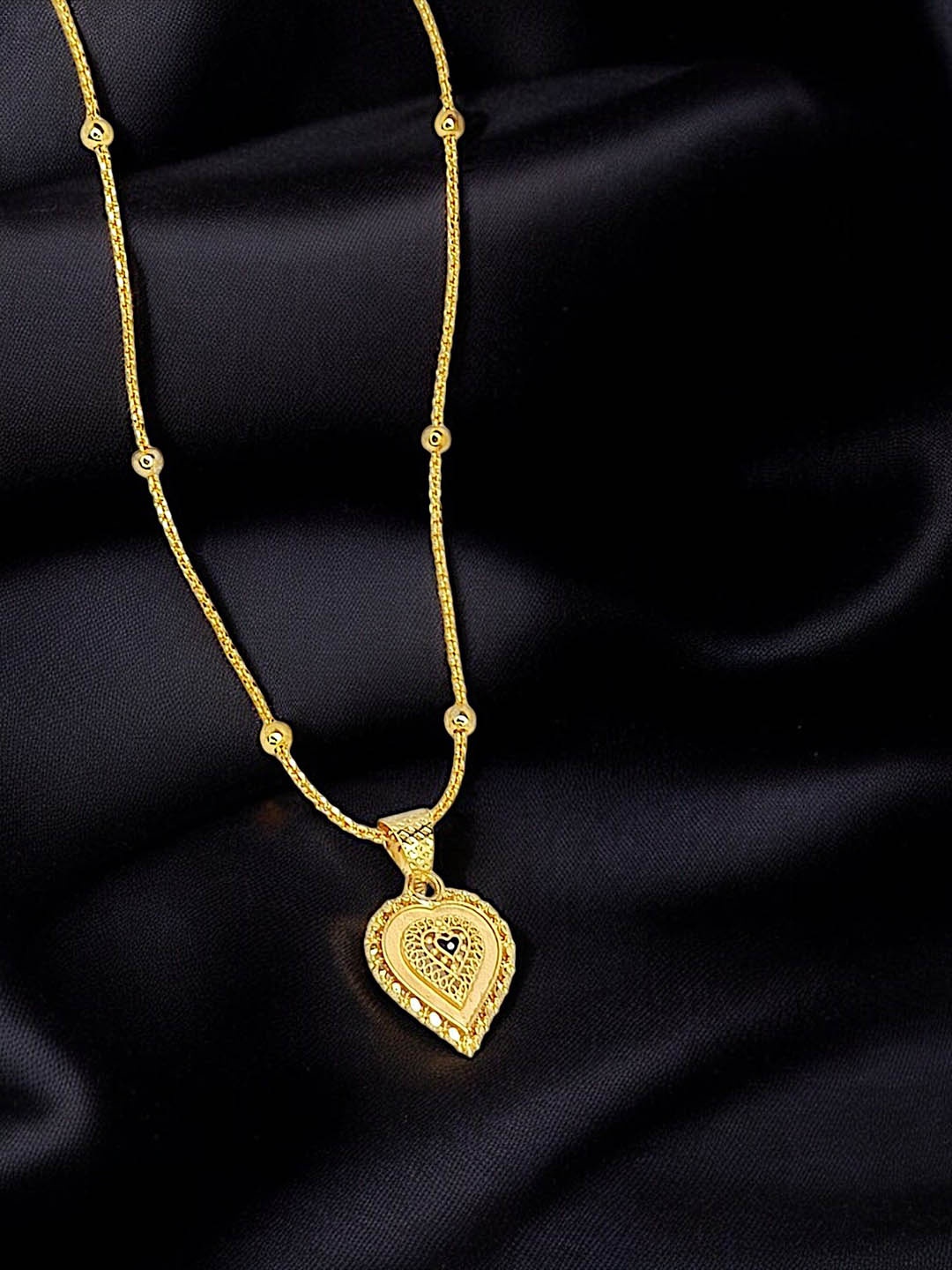 

9blings Gold-Plated Heart Shaped Pendant with Chain