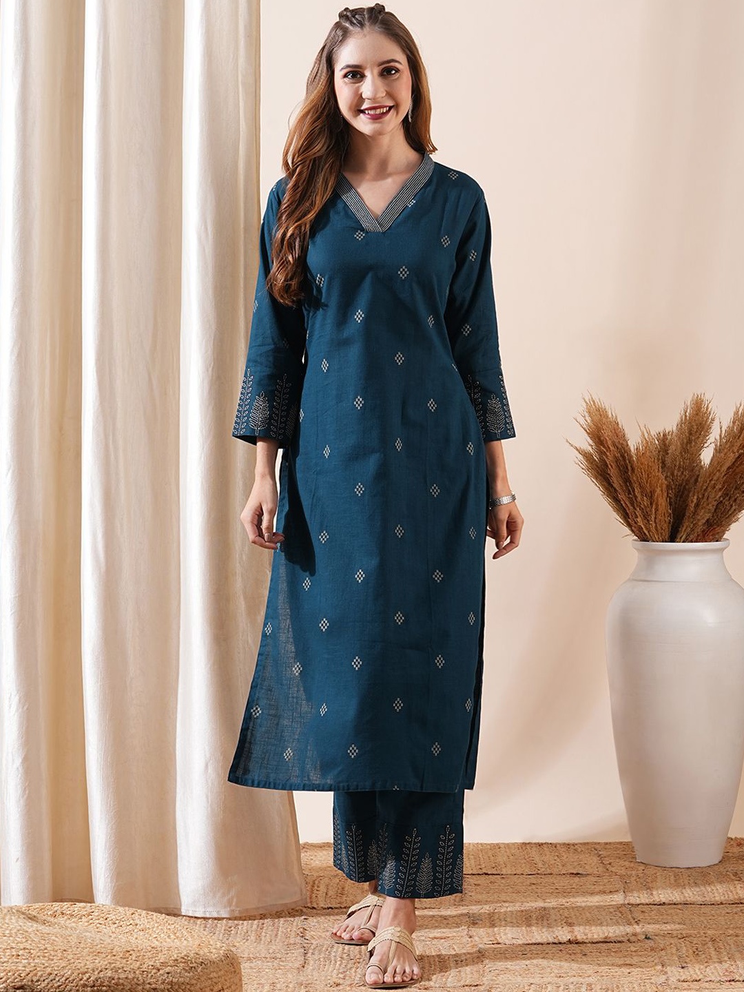 

FASHOR Navy Blue Geometric Printed V-Neck Pure Cotton Straight Kurta with Trousers