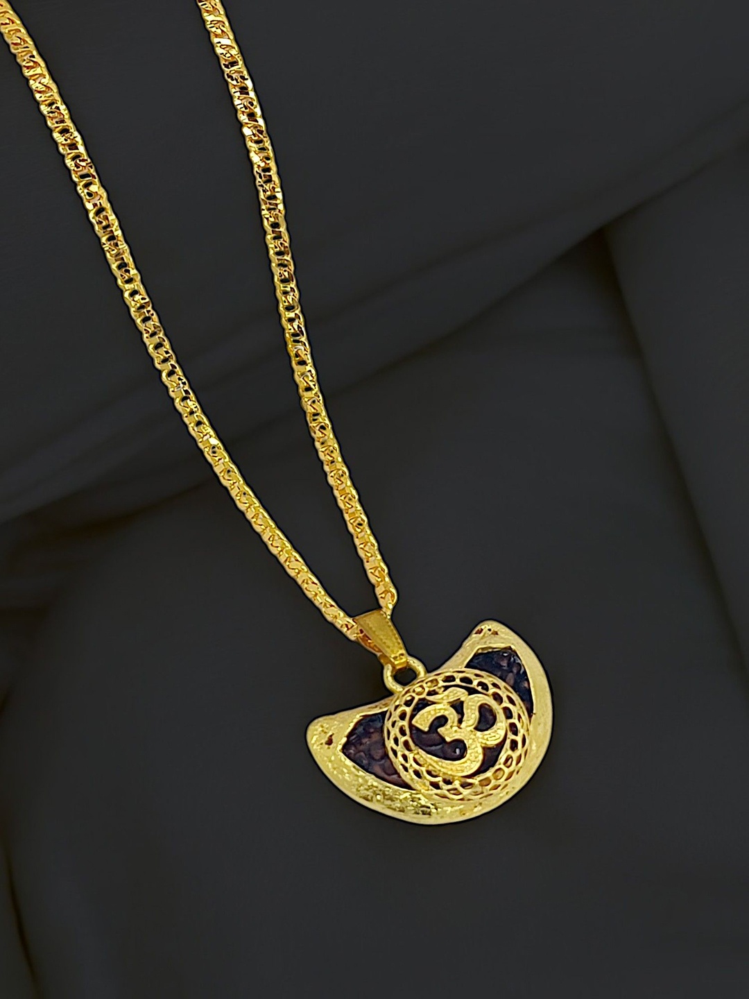 

9blings Men Gold-Plated Om Pendant with Chain