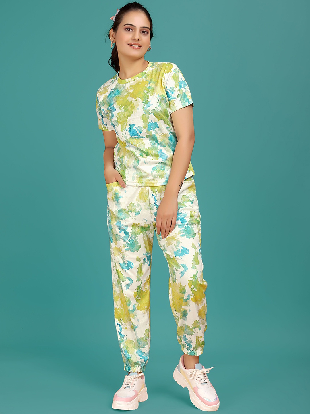 

SAKARMAA Women Digital Printed Round Neck T-Shirt With Joggers Co-Ords, Green