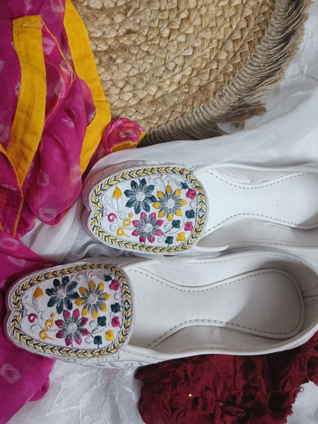 

DESI COLOUR Women Embellished Ethnic Mojaris with Embroidered Flats, White