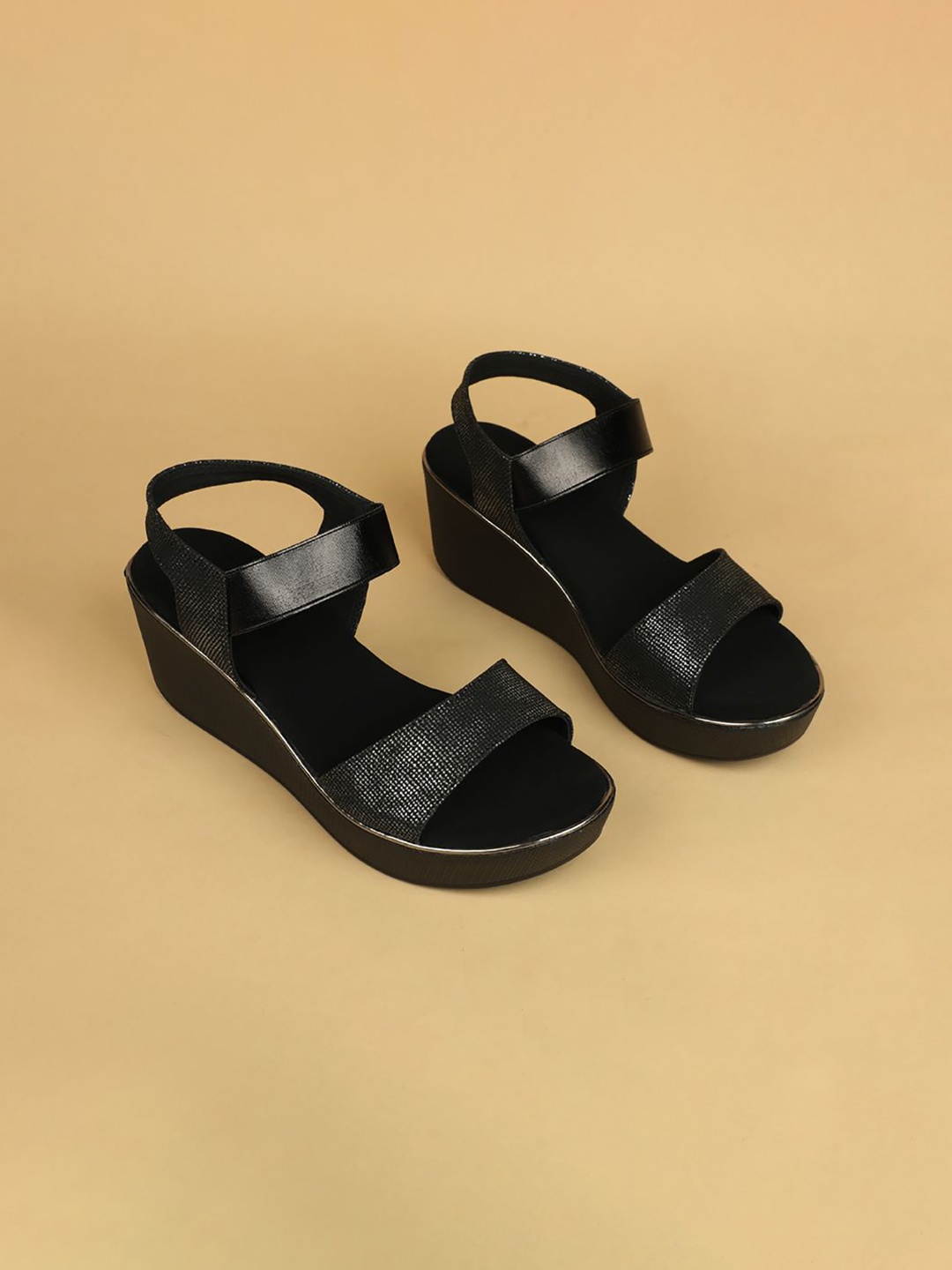 

Ozuri Women Solid Wedge Sandals, Black