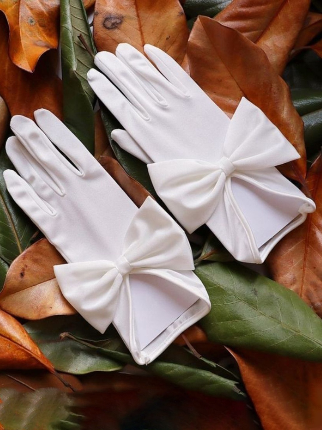 

TIPY TIPY TAP Girls Full Finger Satin Bow Gloves, White