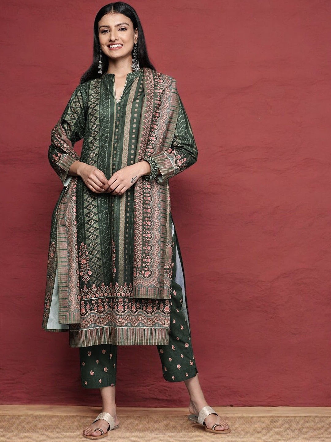 

Ahalyaa Green Floral Printed Mandarin Collar Velvet Straight Kurta with Trousers & Dupatta