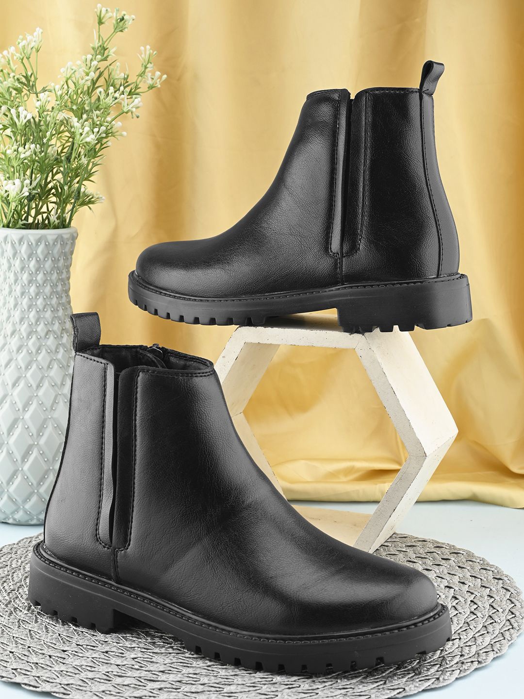 

The Roadster Lifestyle Co Women Block Heeled Chelsea Boots, Black