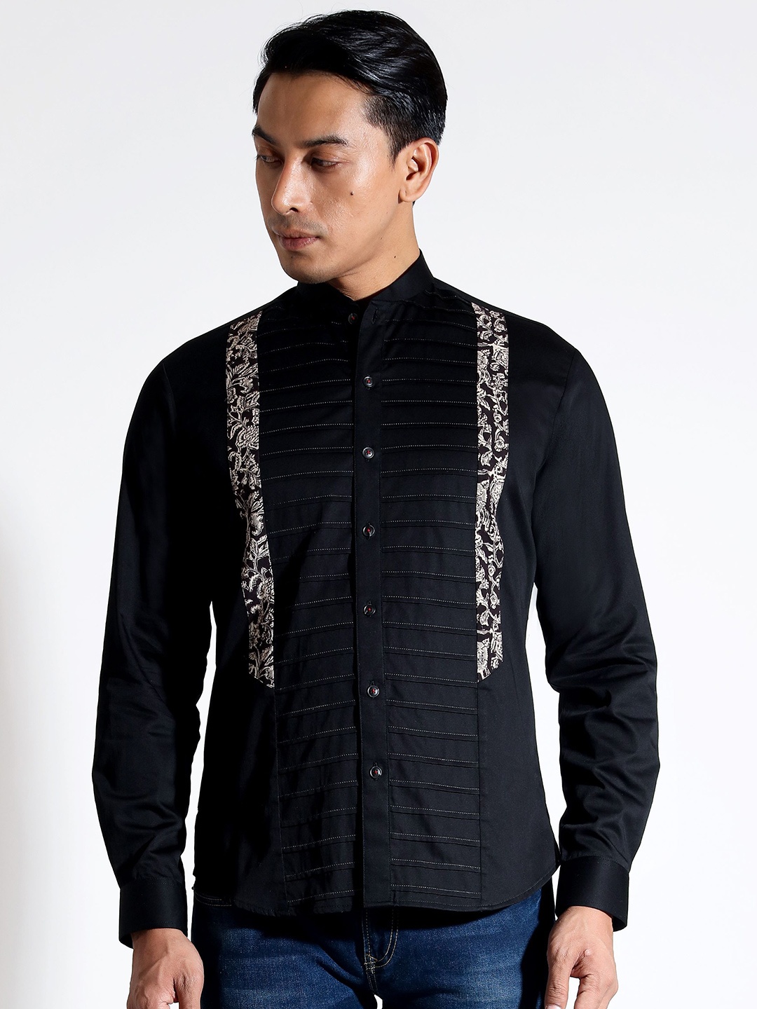 

VIVEK KARUNAKARAN Men Slim Fit Shirt, Black