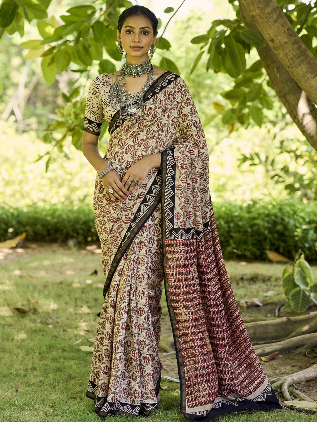 

CHUDIYA womens Ajrak Saree, Beige