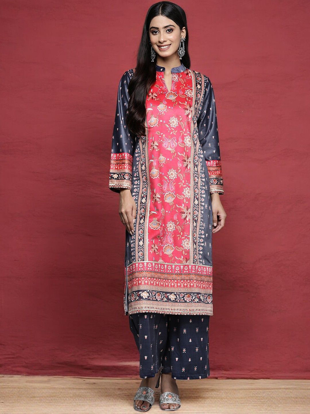 

Ahalyaa Floral Printed Mandarin Collar Gotta Patti Velvet Kurta with Palazzos, Navy blue