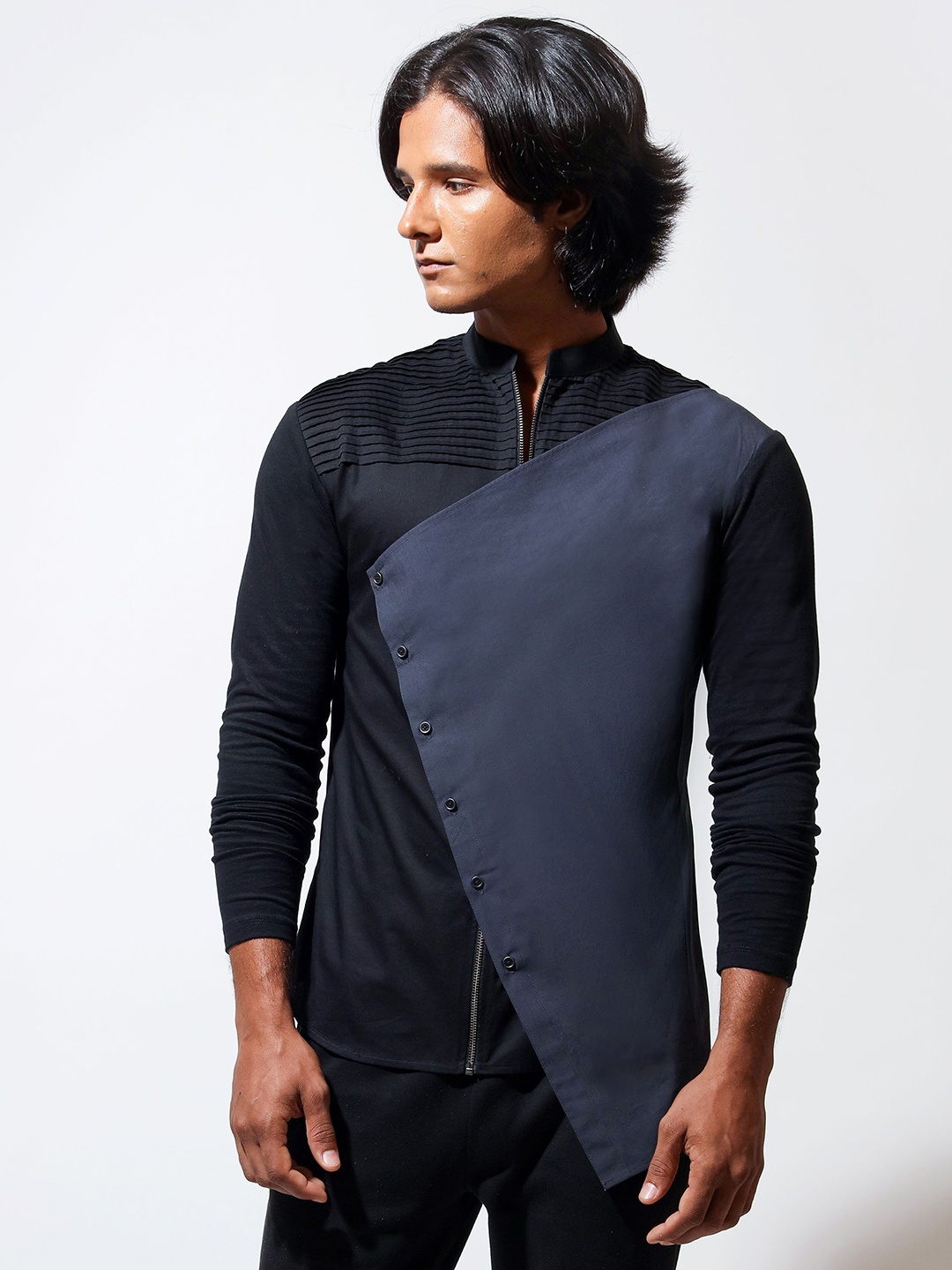 

VIVEK KARUNAKARAN Men Slim Fit Shirt, Black