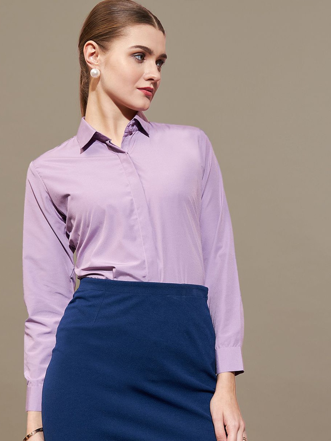 

The Roadster Lifestyle Co. Women Cutaway Collar Solid Slim Fit Formal Shirt, Mauve