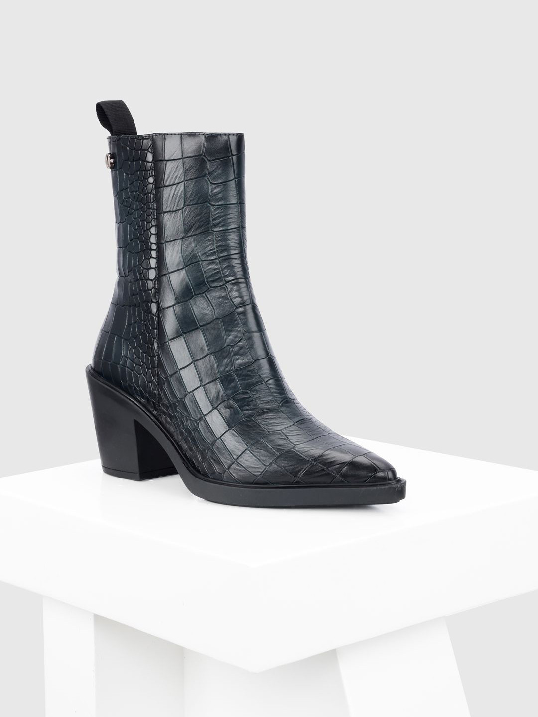 

Oroh Women Textured Leather Boots, Black