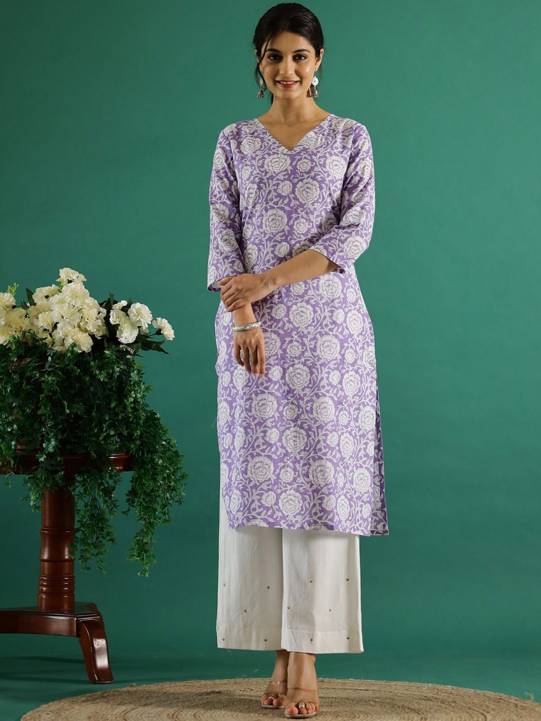 

RangDeep Floral Printed Printed V-Neck Three Quarter Sleeves Straight Kurta, Lavender