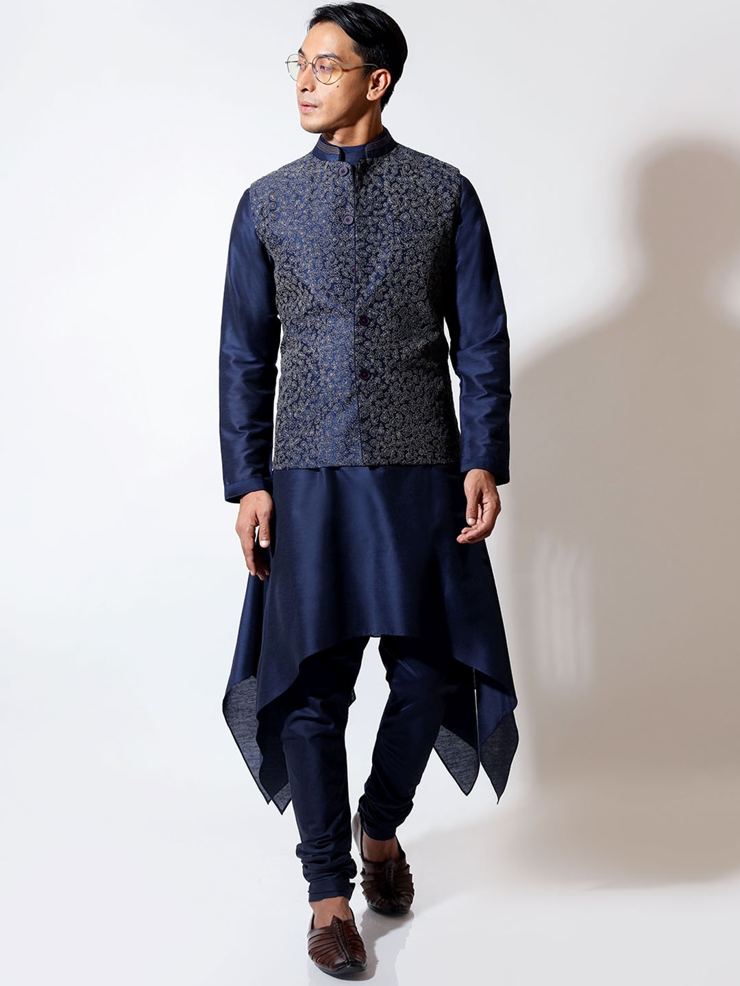 

VIVEK KARUNAKARAN Men Embordered Nehru Jackets, Navy blue