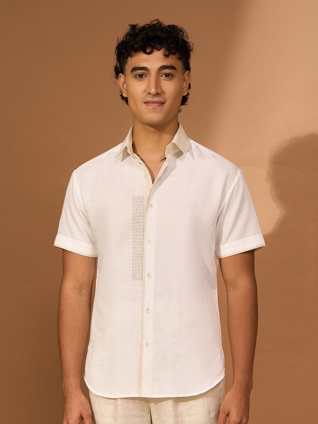 

VIVEK KARUNAKARAN Men Spread Collar Solid Linen Slim Fit Casual Shirt, White