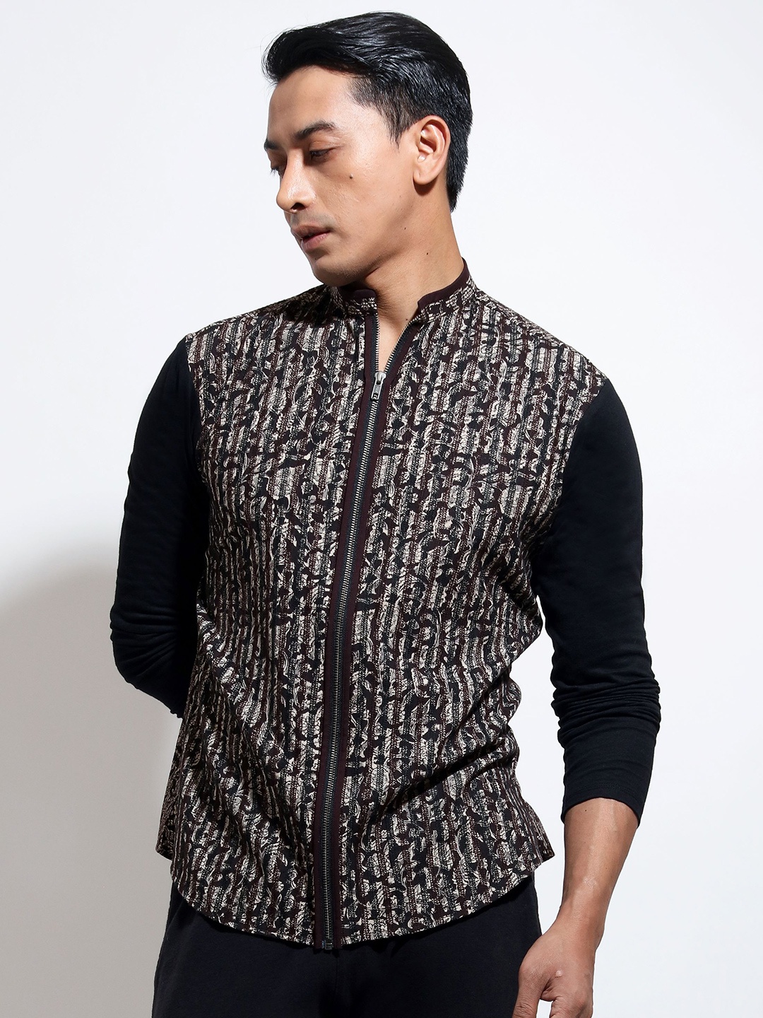

VIVEK KARUNAKARAN Men Slim Fit Shirt, Black