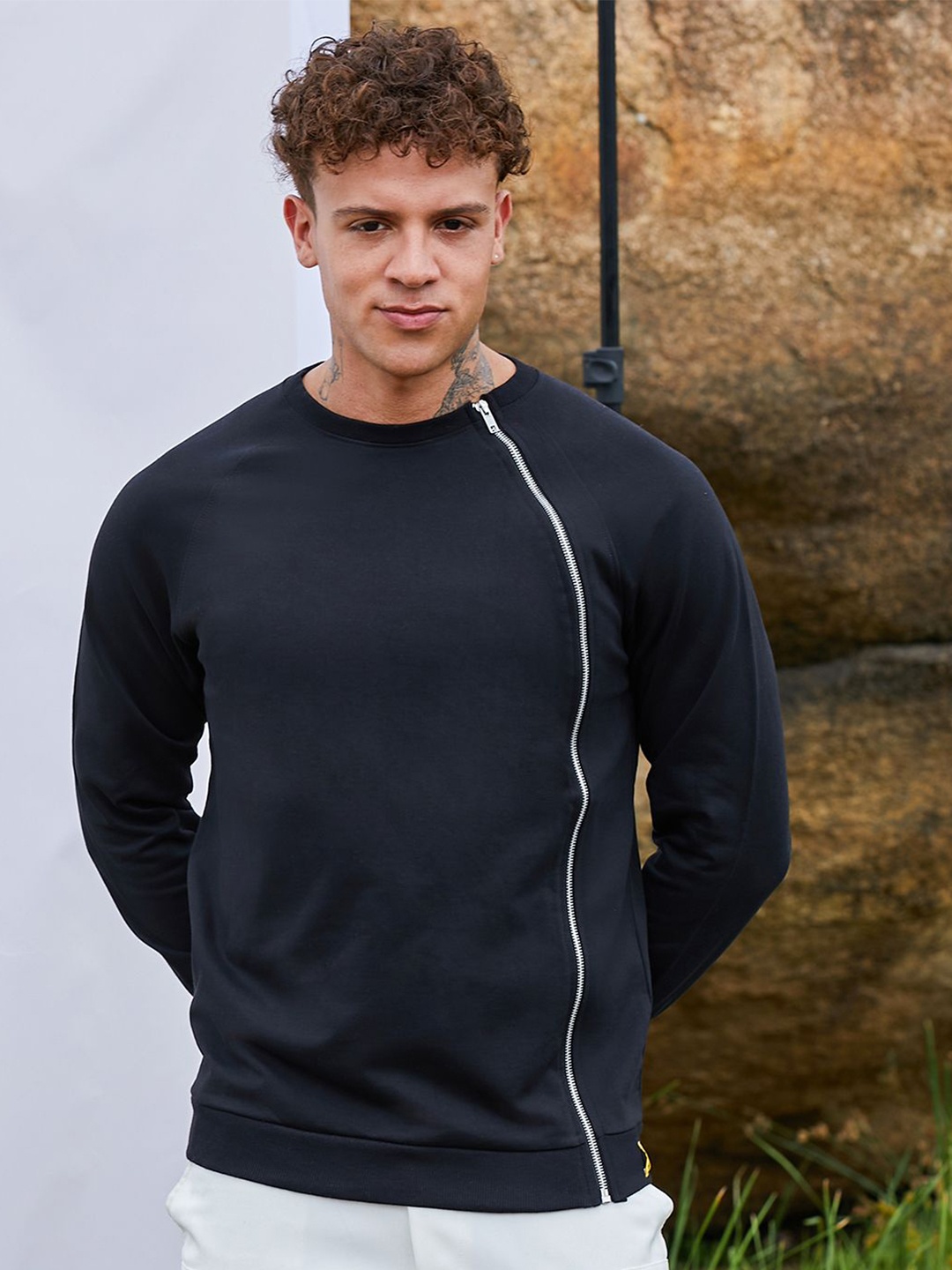 

Campus Sutra Men Cotton Solid Round Neck Pullover Sweatshirt, Black