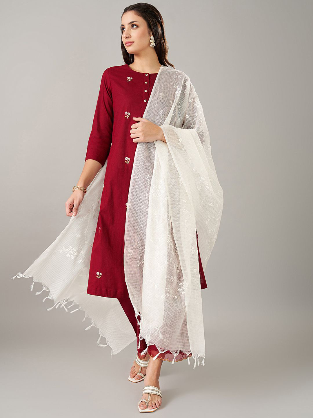

RANGMANCH BY PANTALOONS Floral Embroidered Tasselled Dupatta, Off white