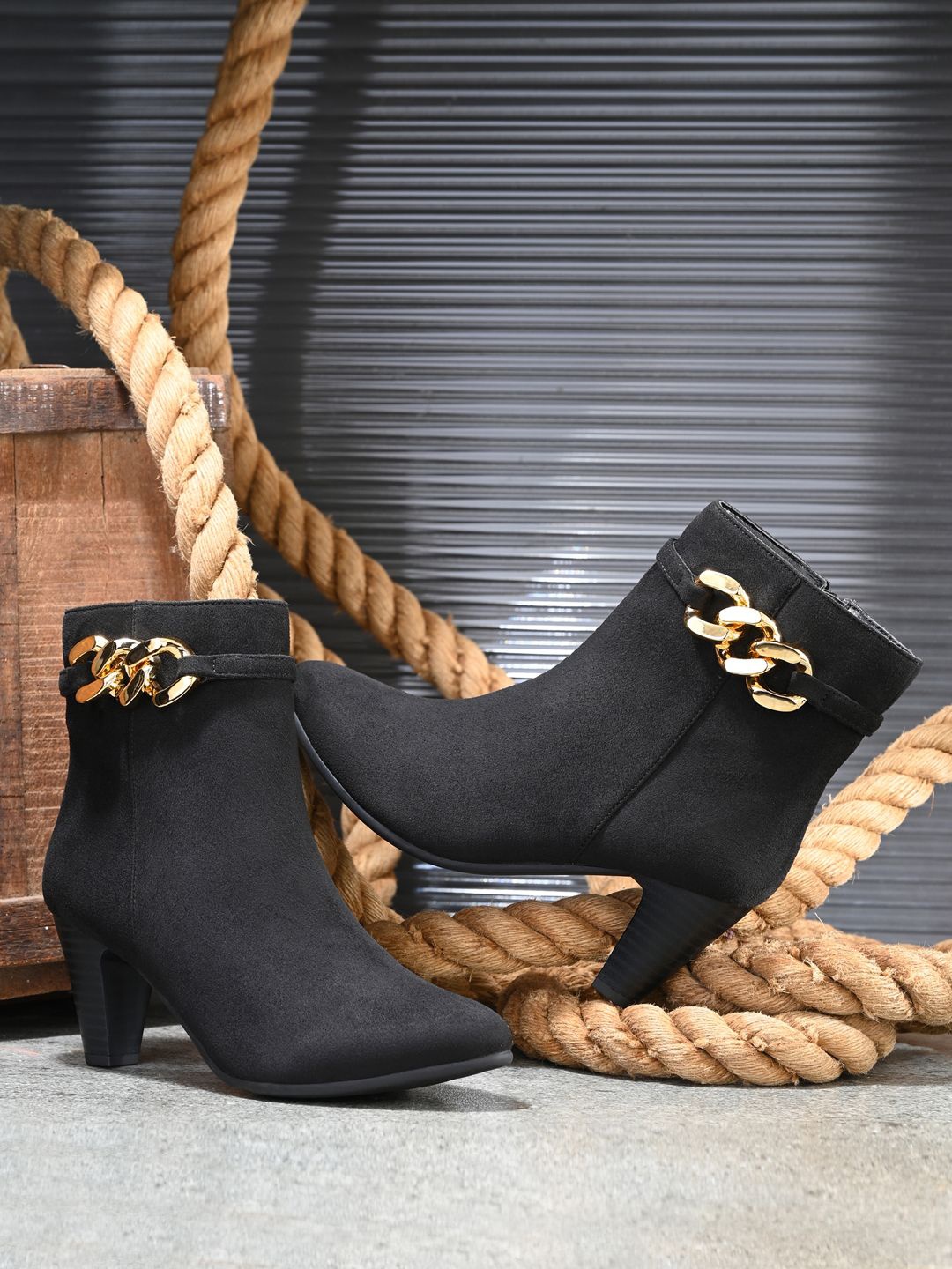 

The Roadster Lifestyle Co Women Kitten-Heeled Chelsea Boots, Black